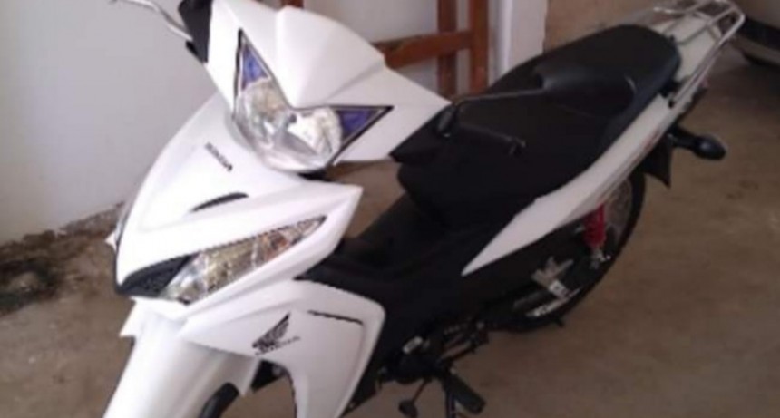 HURTARON UNA MOTO DE LA PUERTA DE UN DOMICILIO EN RAMALLO 