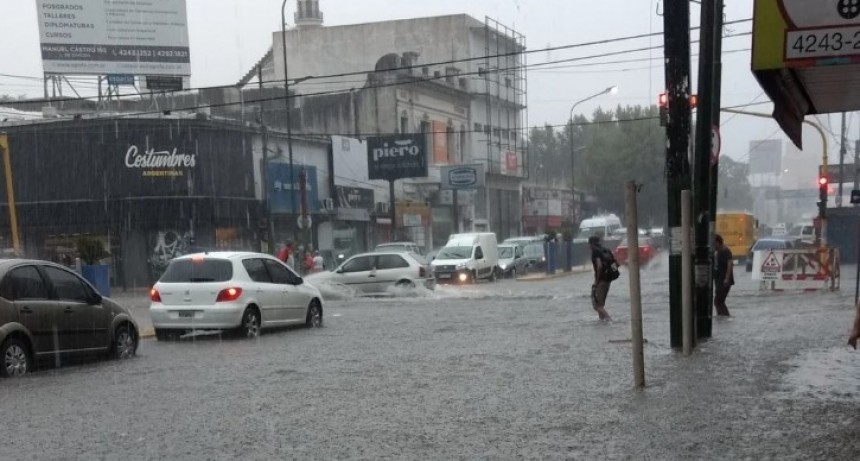 Una nena fue arrastrada por la corriente: su madre la salvó de milagro en el temporal del día de ayer