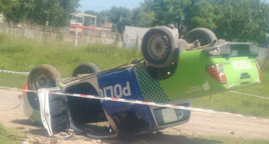 VEHICULO POLICIAL VOLCÓ EN LA CIUDAD DE PERGAMINO AL ESQUIVAR UN CABALLO