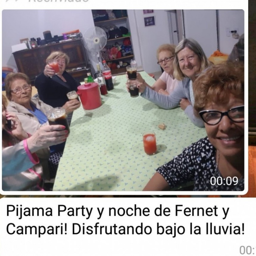 Seis abuelas hicieron un pijama party, celebraron con tragos y el festejo se volvi&oacute; viral