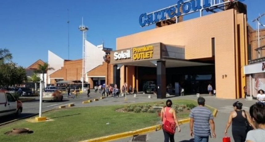 Un hombre fue baleado en el estacionamiento de un shopping frente a su hija y quedó parapléjico