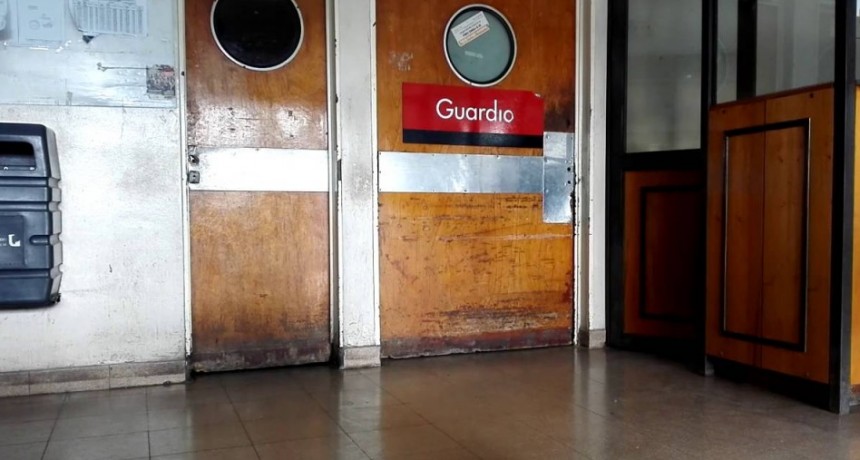 EFECTIVO POLICIAL ABUSA DE UNA MUJER EN UN PASILLO DEL HOSPITAL SAN FELIPE A PLENA TARDE.