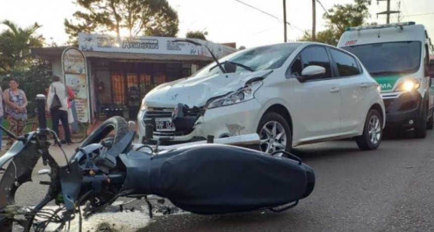 Choque entre automóvil y moto finaliza en el frente de una vivienda