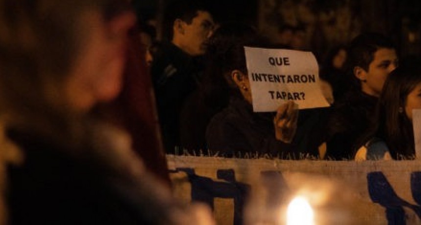 Lo encontró en la cama con otra: a ella le partió la cabeza con una botella y a él lo mató