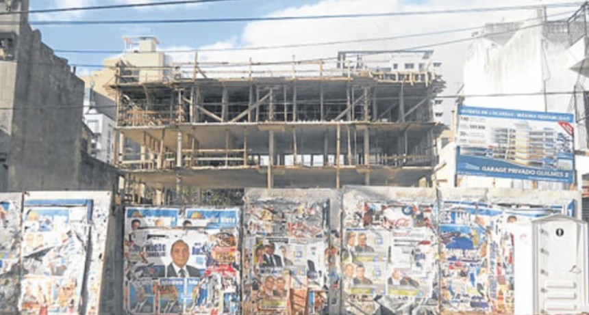 SAN NICOLÁS: JOVEN OBRERO INTERNADO TRAS DESMORONARSE UNA CONSTRUCCIÓN