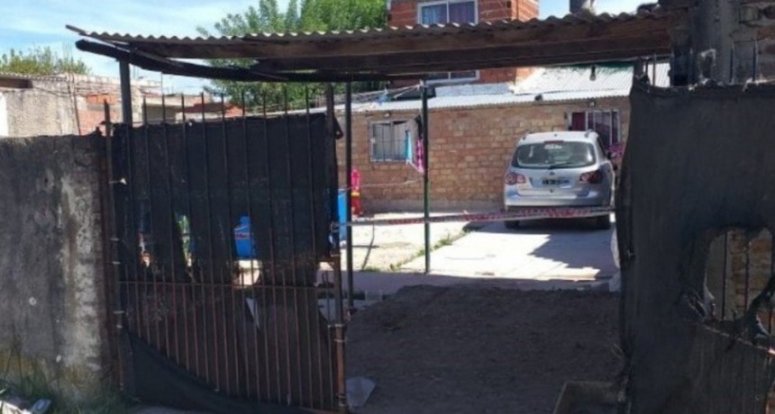 Quilmes  Aprendía a manejar, quiso sacar el auto del garage y atropelló a sus tres hijos: uno murió