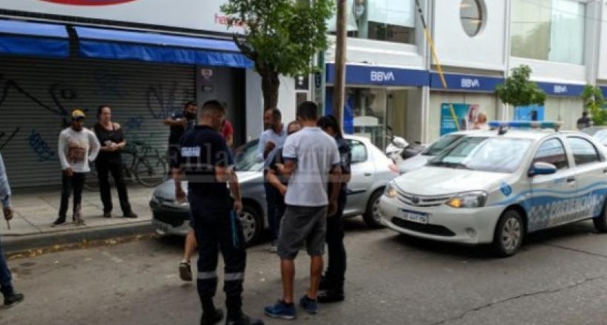 ZÁRATE | A LOS TIROS, DELINCUENTES ROBARON UN MALETÍN CON DINERO A UN HOMBRE FRENTE AL BANCO FRANCÉS