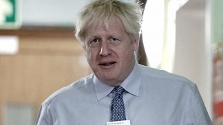 Johnson, en terapia intensiva pero sin respirador, delega el mando en el canciller británico